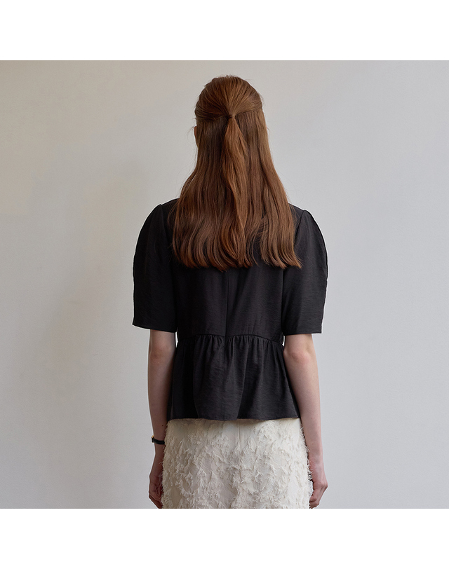비뮤즈맨션 Ribbon peplum top - Black 착용컷