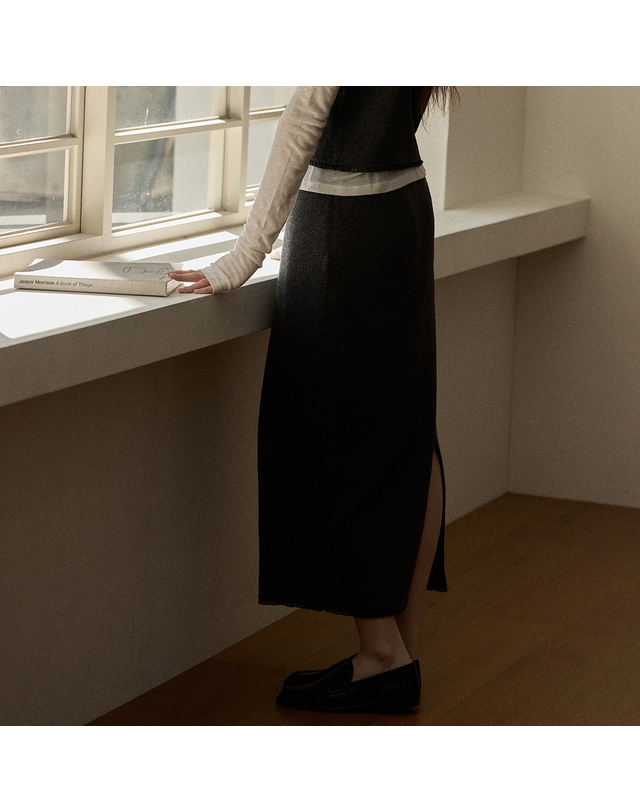 비뮤즈맨션 Lace detail H-line skirt - Charcoal 착용컷