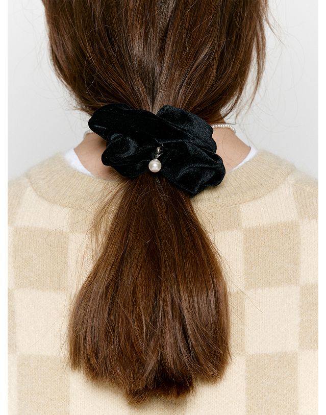 비뮤즈맨션 Velvet pearl scrunchie - 3colors 착용컷