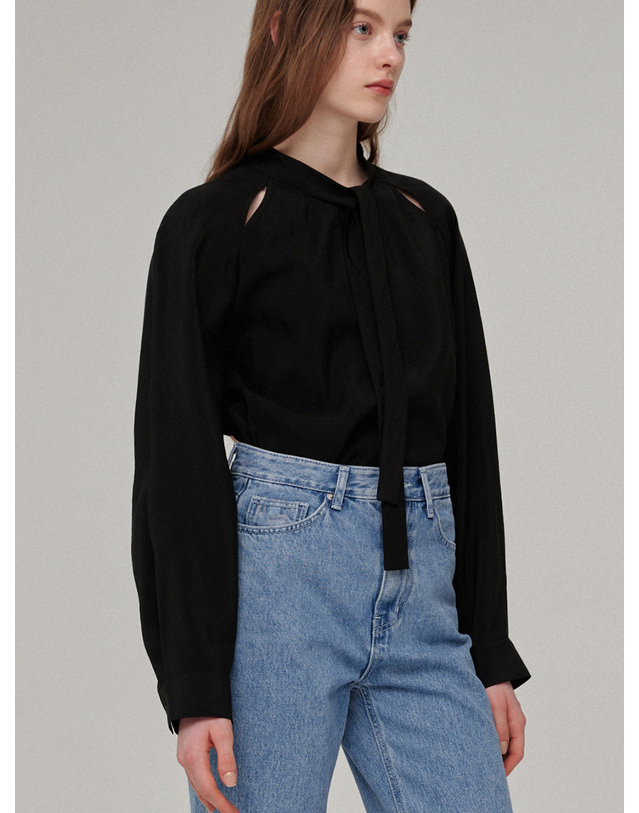 비뮤즈맨션 Scarf cutout detail blouse - Black 착용컷