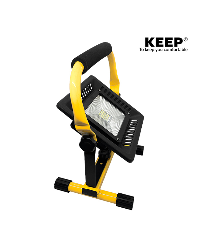 킵_캠핑 킵 KEEP 캠핑 2400루멘 사각 LED 투광기 낚시 작업등 실내등 야외 야간 착용컷