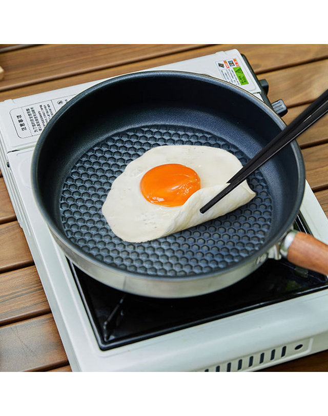 킵_캠핑 킵 마운틴하이커 캠핑 후라이팬 경량 접이식 스텐 프라이팬 착용컷