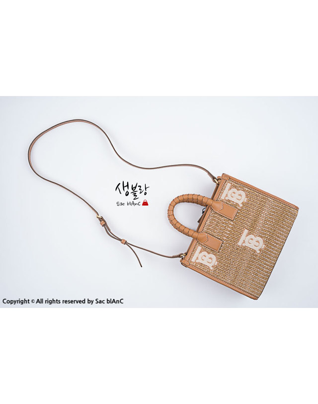 버버리 버버리 프레야 미니 토트백 80538941 착용컷