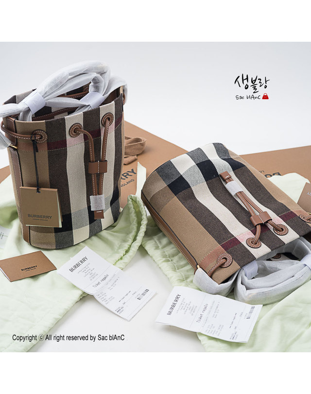 버버리 버버리 스몰 체크 캔버스 버킷백 브라운 80840451 착용컷