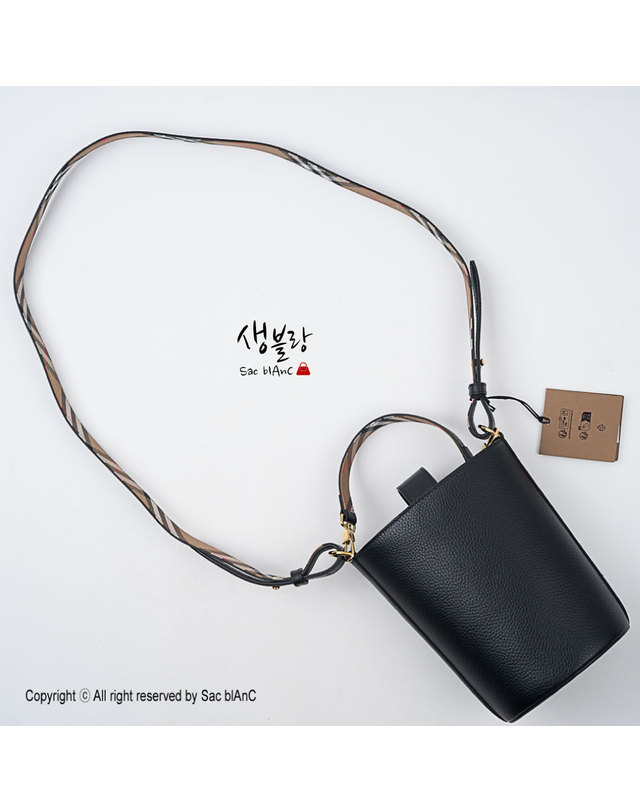 버버리 버버리 LL 스몰 가죽 버킷백 80840351 착용컷