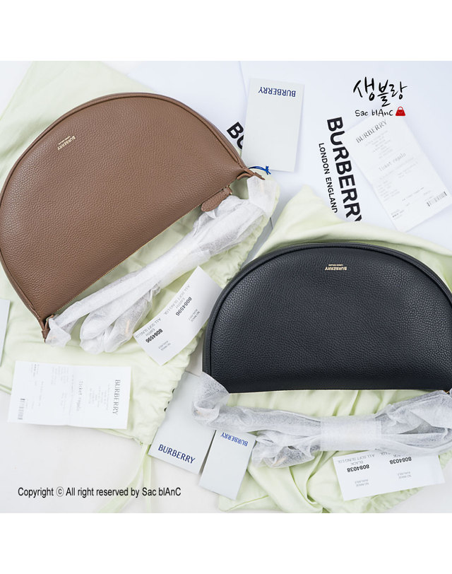 버버리 버버리 하프문 소프트 슬링 크로스백 블랙 브라운 80840381 80845961 착용컷