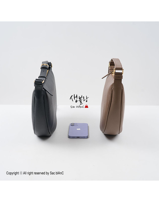 버버리 버버리 하프문 소프트 슬링 크로스백 블랙 브라운 80840381 80845961 착용컷