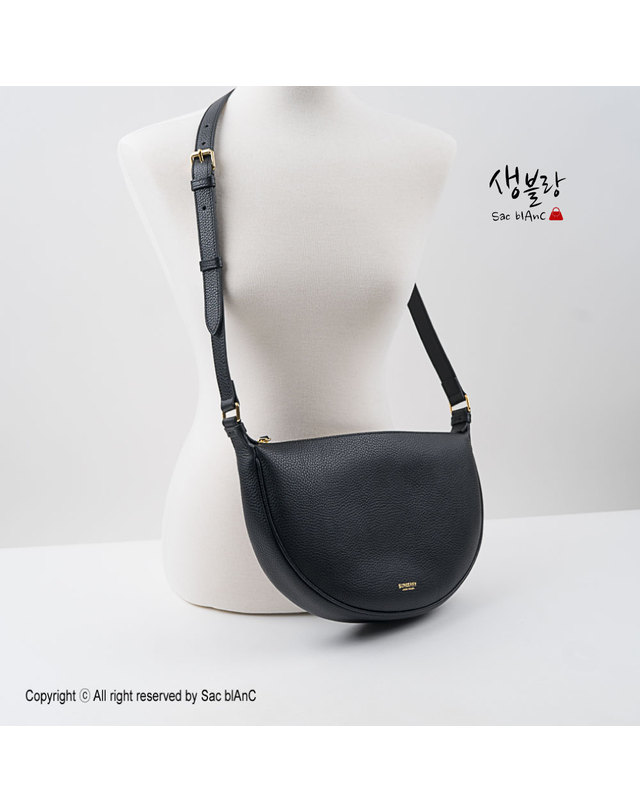 버버리 버버리 하프문 소프트 슬링 크로스백 블랙 브라운 80840381 80845961 착용컷