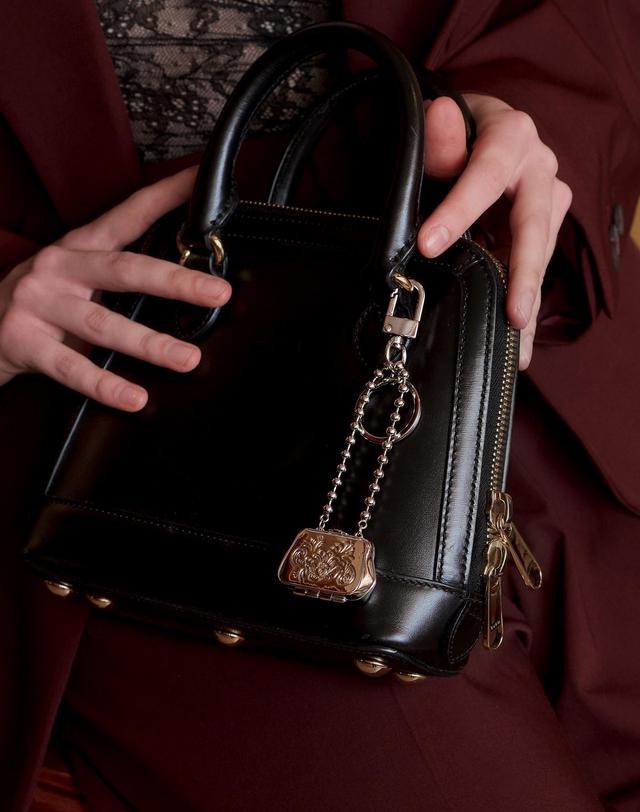 티오유 SS023 Antique Bag Keyring 착용컷