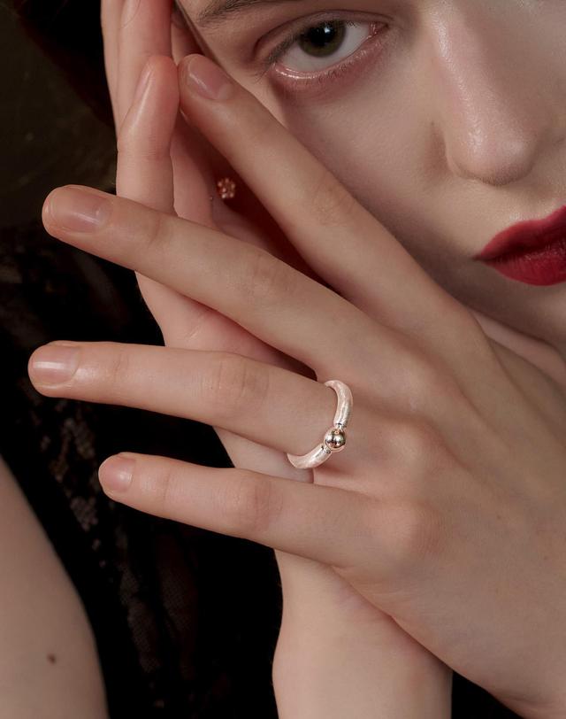 티오유 SS009 Matte & Glossy Ball Ring 착용컷