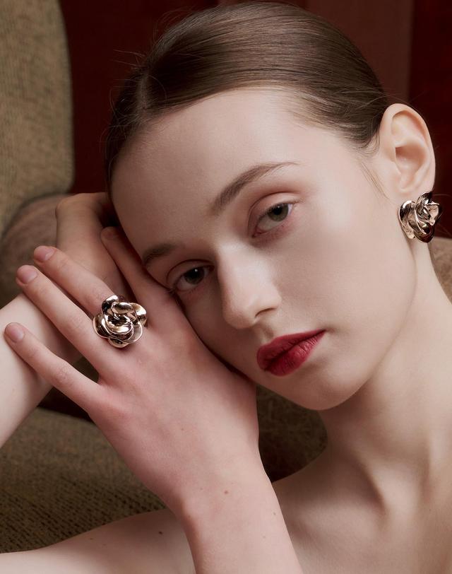 티오유 SS008 Big Rose Ring 착용컷