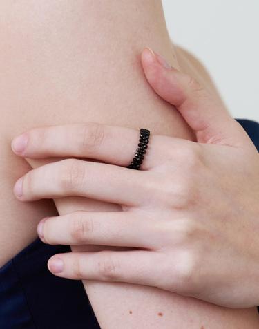 AT008 BLACK DOT RING