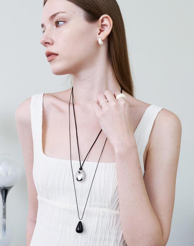 티오유 AT012 BLACK STRING NECKLACE 착용컷