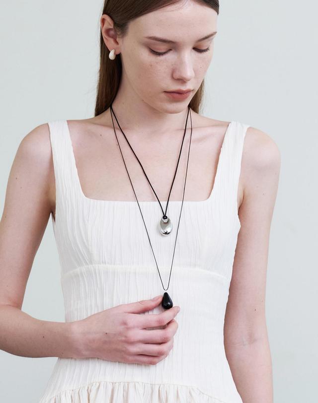 티오유 AT013 BLACK DROP NECKLACE 착용컷