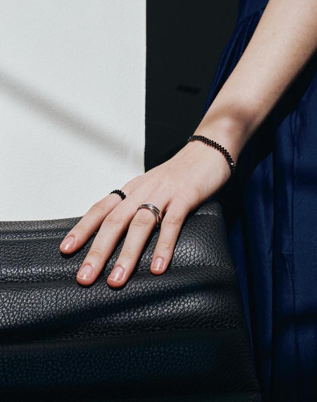 티오유 AT017 BLACK DOT BRACELET 착용컷