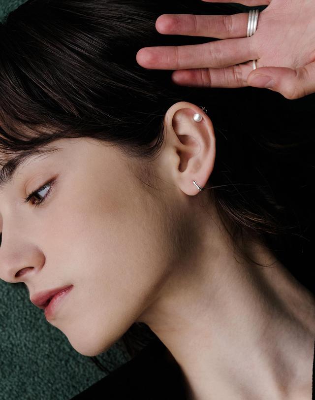티오유 NP023 Freeform Small Huggie Earrings 착용컷