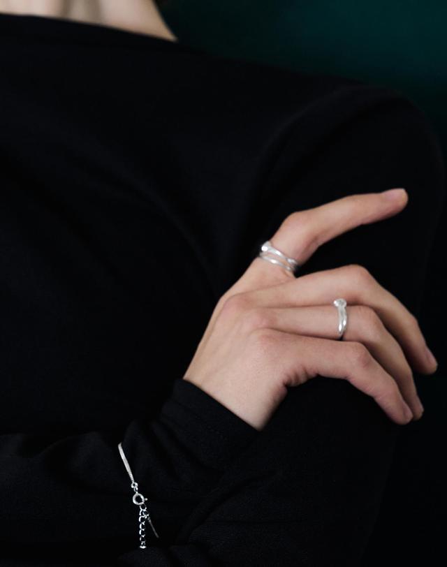 티오유 NP026 Triple Twist Band Open Ring 착용컷