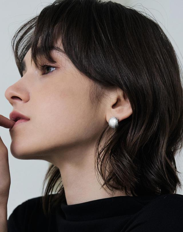티오유 NP031 Matte Cubic Setting Ball Earrings 착용컷