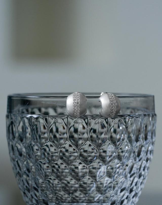 티오유 NP031 Matte Cubic Setting Ball Earrings 착용컷