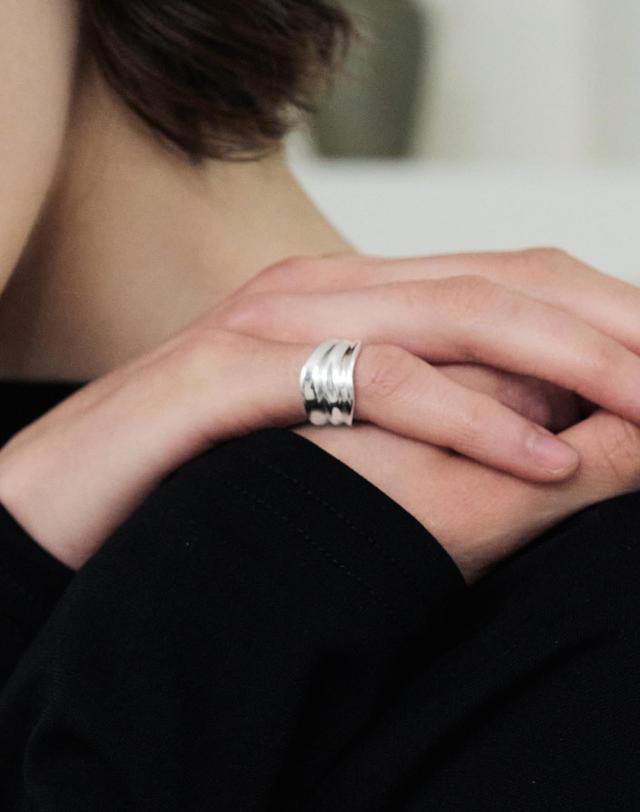 티오유 NP032 Bold Wavy Open Pinky Ring 착용컷