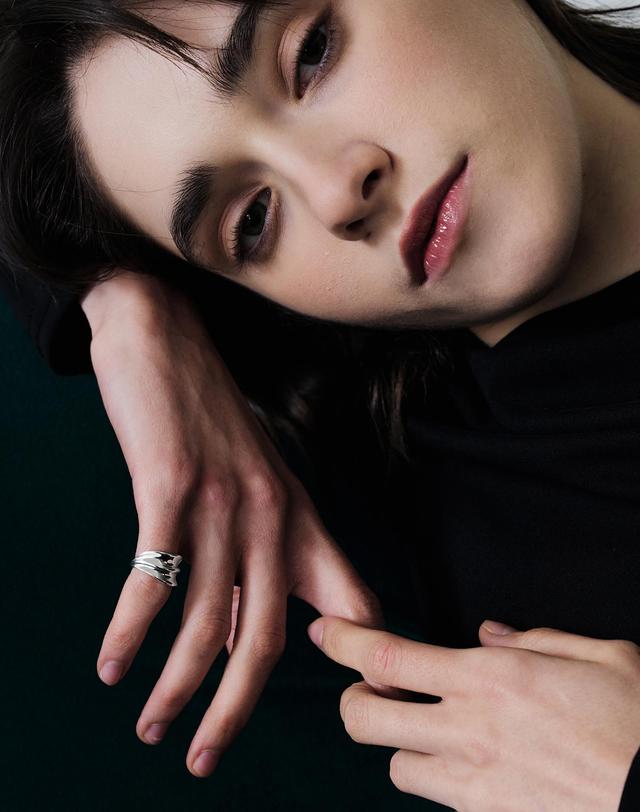 티오유 NP032 Bold Wavy Open Pinky Ring 착용컷