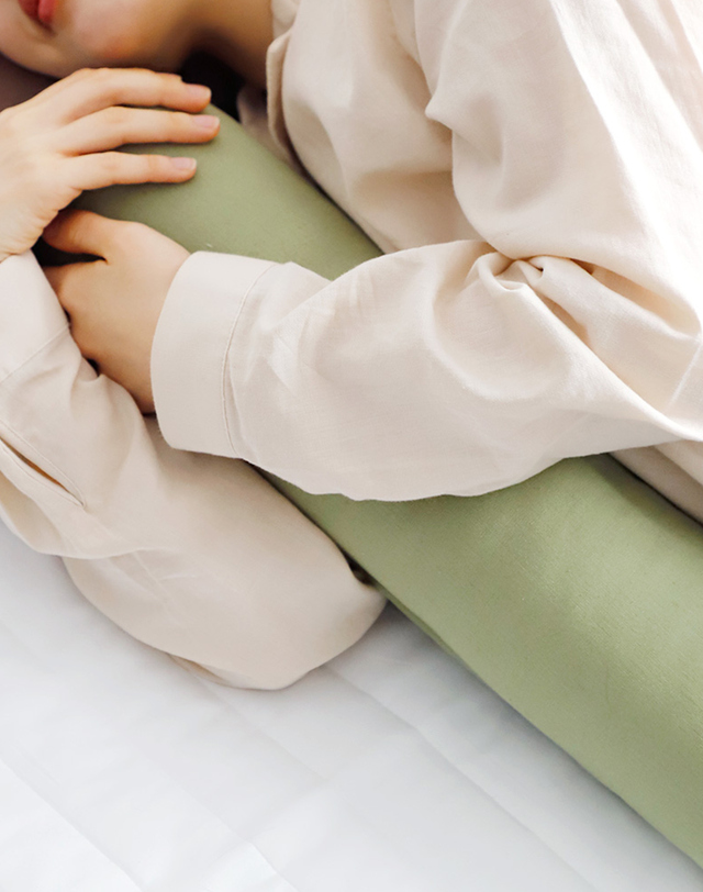 까사베르데 데일리무드 솔리드 린넨 경추베개 숙면 거북목 베개 4color 그린 착용컷