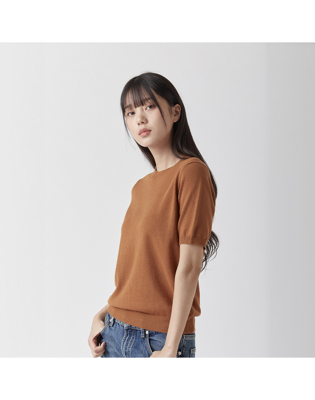 매너그램 퓨어코튼100 라운드니트 카멜_그린라벨 WOMEN 착용컷