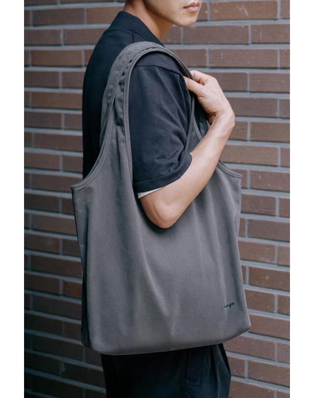 매드고트 탱크 탑 캔버스 쇼퍼백_카키그레이 착용컷