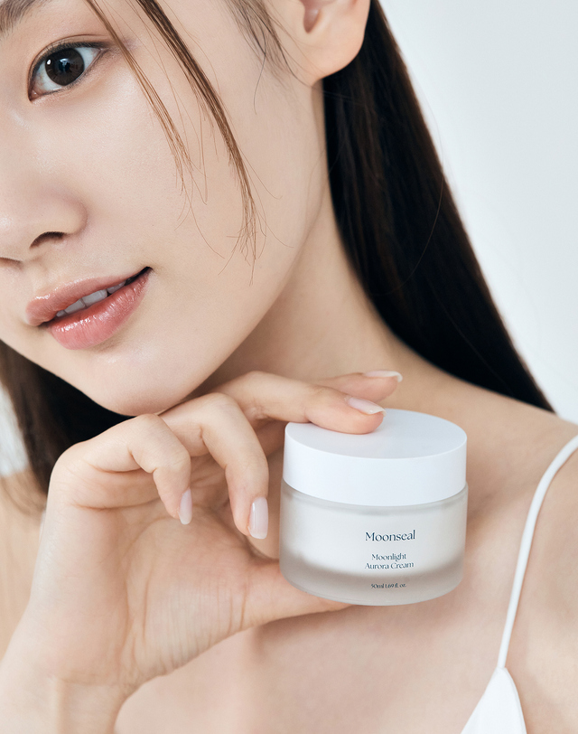문씰 문씰 문라이트 오로라 크림 착용컷