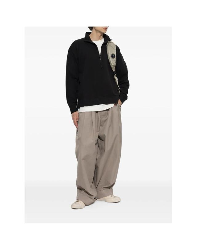 씨피컴퍼니 [럭스댓] 국내 26FW CP컴퍼니 21CMSS020A 렌즈 와펜 하프 집업 스웨트셔츠 착용컷
