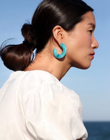 BIG COLOR HOOP EARRING BLUE