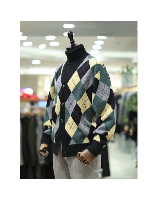 본 [갤러리아] BON F/W 아가일 패턴 모혼방 버튼 가디건 BNEWSW870 착용컷