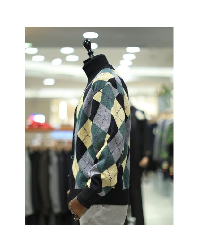 본 [갤러리아] BON F/W 아가일 패턴 모혼방 버튼 가디건 BNEWSW870 착용컷