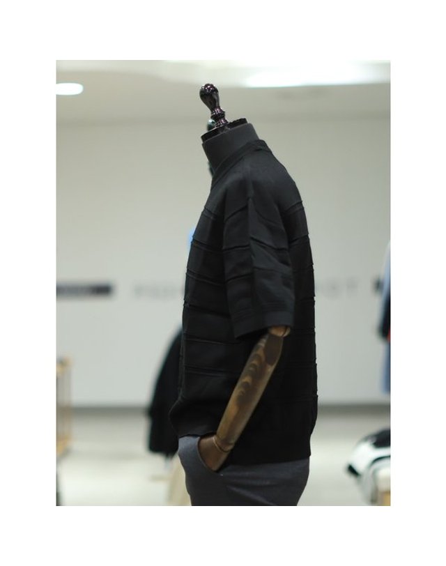 본 [갤러리아] BON S/S 블랙 이니셔티브 블랙 라운드 니트 BN2MSW495 착용컷
