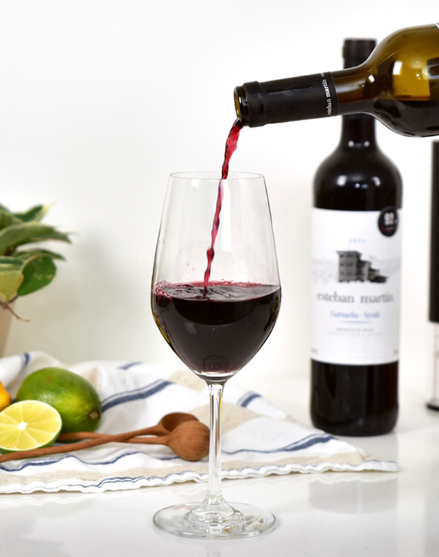 키텐실 [키텐실] 클레어 와인잔 신혼 집들이 선물 350ml 2P 세트 착용컷
