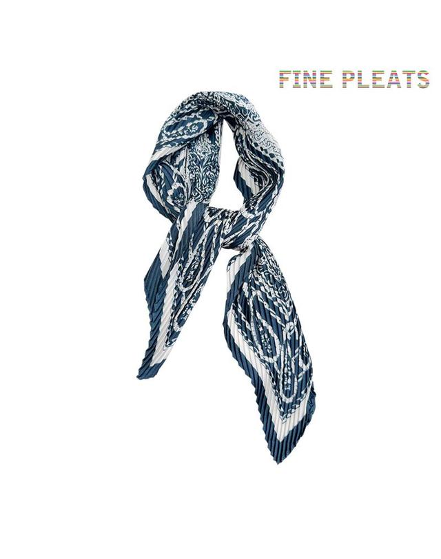 피네플리츠 [FINE PLEATS] 피네 플리츠 페이즐리 쁘띠 스카프 네이비 착용컷