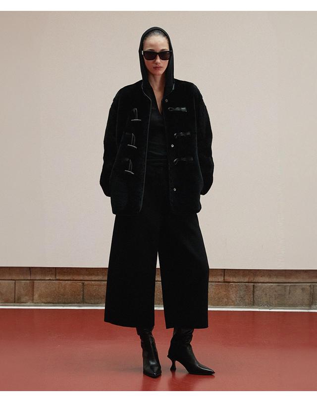 베르데마르 Reversible Toggle Shearling Coat_Black 착용컷