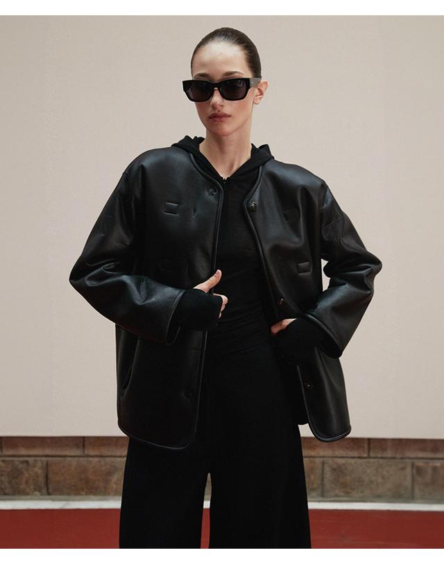 베르데마르 Reversible Toggle Shearling Coat_Black 착용컷