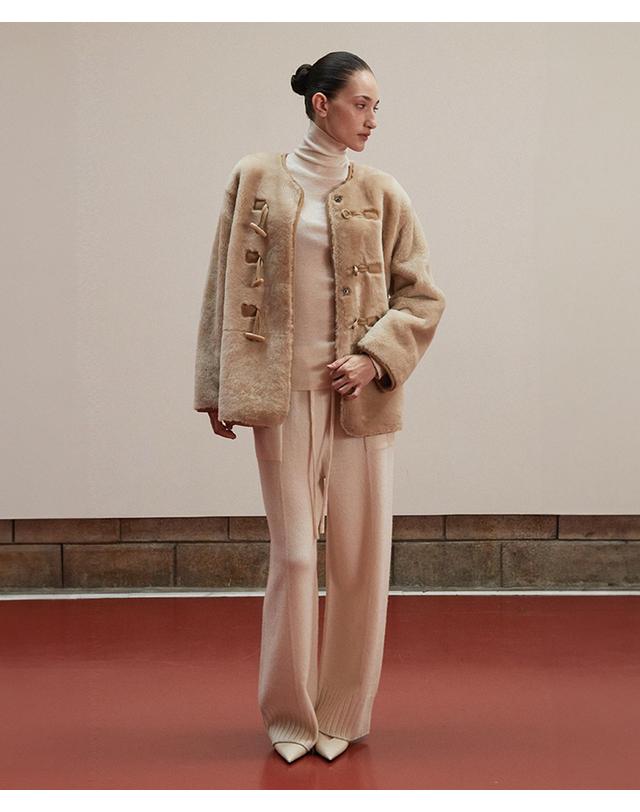 베르데마르 Reversible Toggle Shearling Coat_Beige 착용컷