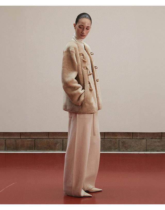 베르데마르 Reversible Toggle Shearling Coat_Beige 착용컷