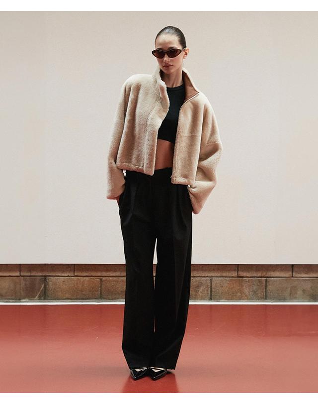베르데마르 Reversible High Neck Shearling Jacket_Camel 착용컷