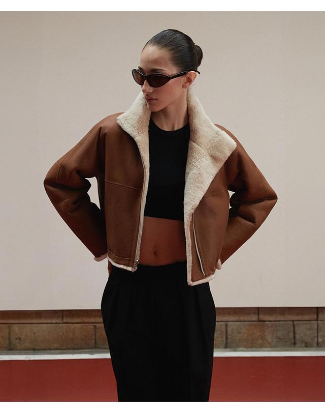 베르데마르 Reversible High Neck Shearling Jacket_Camel 착용컷