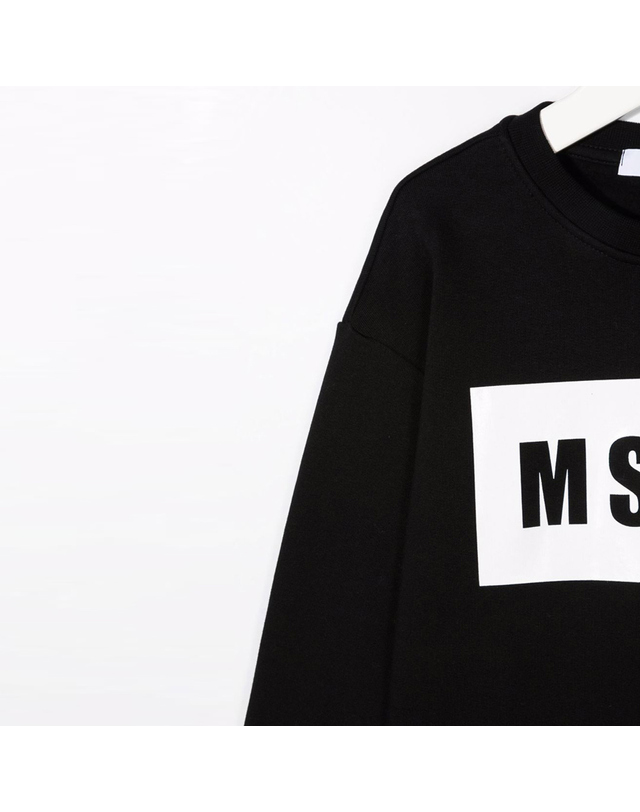엠에스지엠 키즈 박스 로고 맨투맨 블랙 MS027670 110 착용컷
