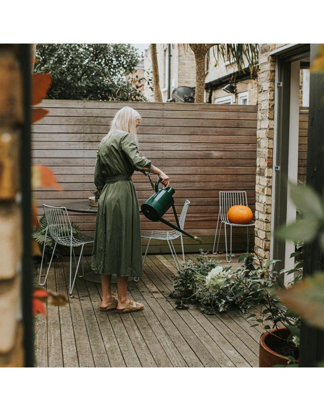 하우즈 [Haws] The Warley Fall 1 Gallon - Green 대용량 철제 물조리개 착용컷