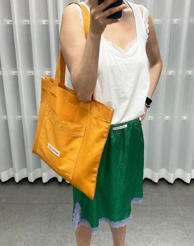 델코퍼 SHOPPER POCKET BAG [MUSTARD] 착용컷