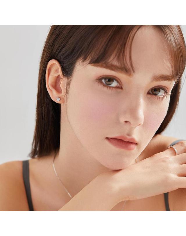 도로시 [도로시] 14k 모이사나이트 별꽃 피어싱 귀걸이 착용컷