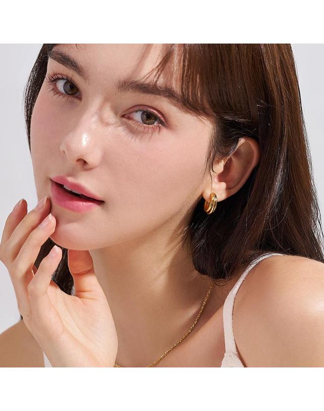 도로시 [도로시] 18k 볼륨 할로우 트리플 링귀걸이 착용컷