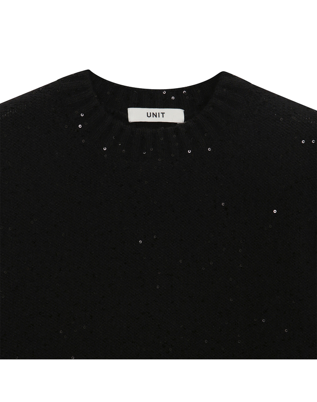 유닛 시퀸 믹스 반팔 카멜리아 크루넥 풀오버 (UFKKCN314N-BLACK) 착용컷