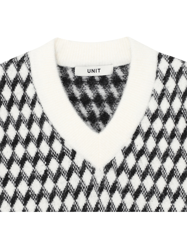 유닛 모헤어 블렌드 아가일 락스퍼 베스트 (UFKKVE469N-WHITE) 착용컷