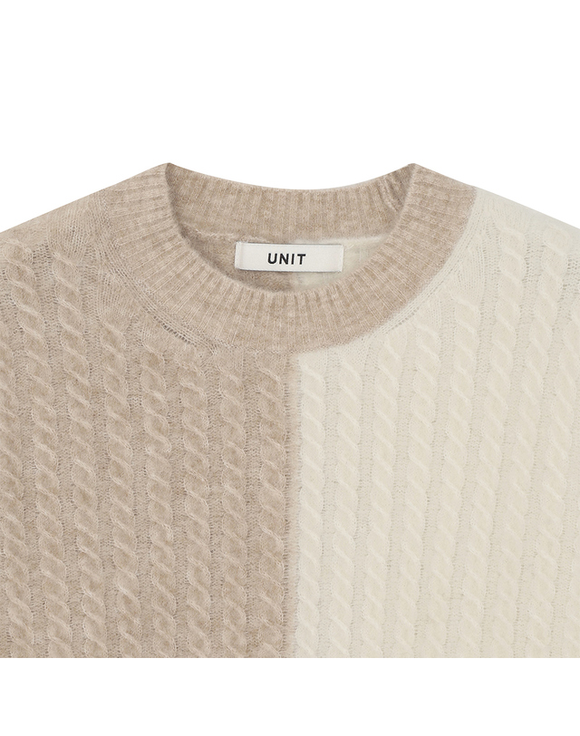 유닛 알파카 블렌드 크루넥 컬러링 케이블 스노우베리 풀오버 (UFKKCN419N-BEIGE) 착용컷